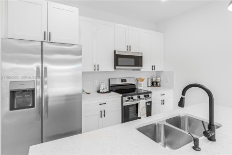 Casa en venta en Lehigh Acres, Florida, 3 dormitorios, 130.99 m2 № 1983127 - foto 12