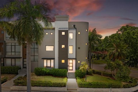 Townhouse in Tampa, Florida 3 bedrooms, 284 sq.m. № 2355807