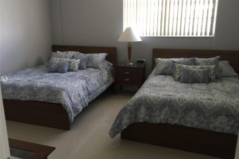 Condo in Hollywood, Florida, 2 bedrooms № 1984864 - photo 11