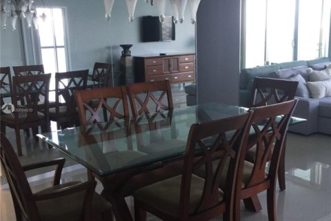 Condo in Hollywood, Florida, 2 bedrooms № 1984864 - photo 3