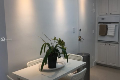 Condo in Hollywood, Florida, 2 bedrooms № 1984864 - photo 16