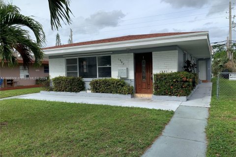 Apartamento en alquiler en North Miami Beach, Florida, 3 dormitorios, 177.81 m2 № 1948176 - foto 1