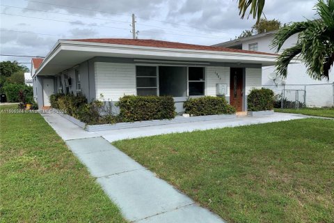 Apartamento en alquiler en North Miami Beach, Florida, 3 dormitorios, 177.81 m2 № 1948176 - foto 10