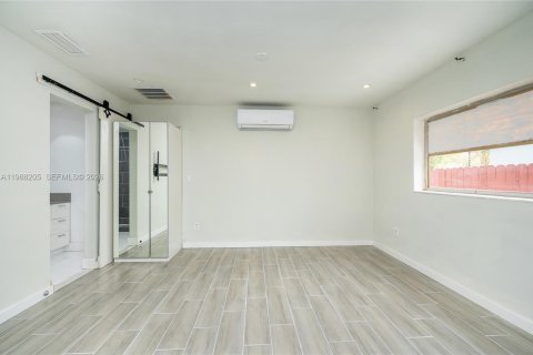 Propiedad comercial en alquiler en Miami, Florida, 1 dormitorio, 51.1 m2 № 2051338 - foto 2