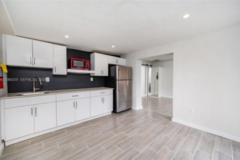 Propiedad comercial en Miami, Florida 1 dormitorio, 51.1 m2 № 2051338