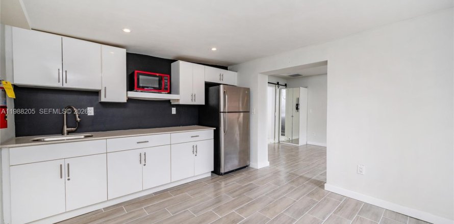 Propiedad comercial en Miami, Florida 1 dormitorio, 51.1 m2 № 2051338