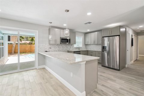 House in Orlando, Florida 5 bedrooms, 195.09 sq.m. № 1901638 - photo 7