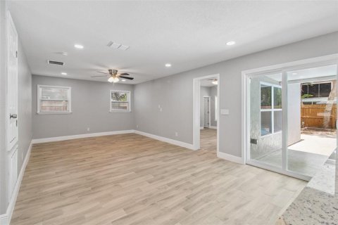 Casa en alquiler en Orlando, Florida, 5 dormitorios, 195.09 m2 № 1901638 - foto 4