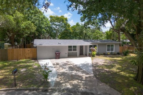 House in Orlando, Florida 5 bedrooms, 195.09 sq.m. № 1901638 - photo 1