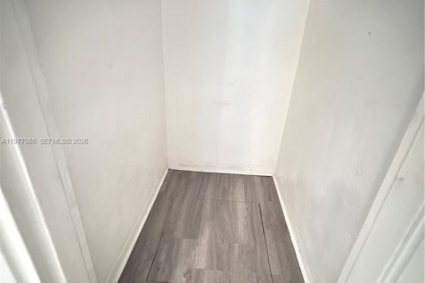 Commercial property in Miami, Florida 18.58 sq.m. № 2041065 - photo 3