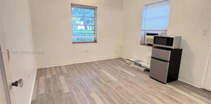 Commercial property in Miami, Florida 18.58 sq.m. № 2041065