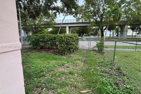 Commercial property in Miami, Florida 18.58 sq.m. № 2041065 - photo 11
