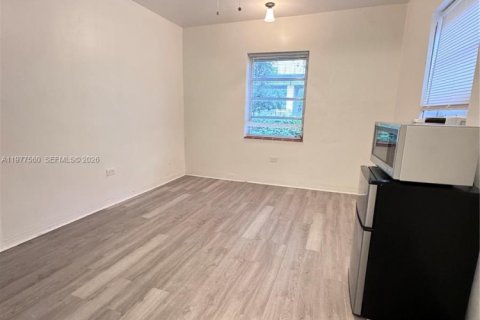 Commercial property in Miami, Florida 18.58 sq.m. № 2041065 - photo 2