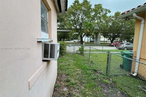 Commercial property in Miami, Florida 18.58 sq.m. № 2041065 - photo 6