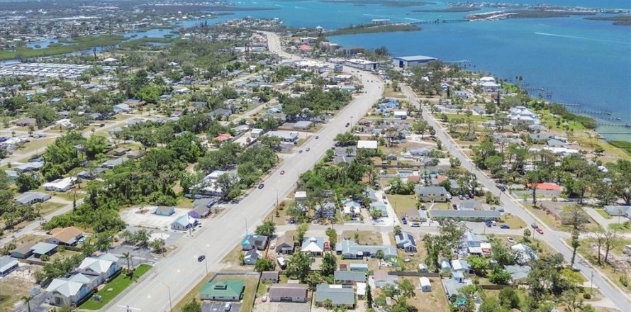 Commercial property in Englewood, Florida 4 bedrooms, 167.97 sq.m. № 2096610