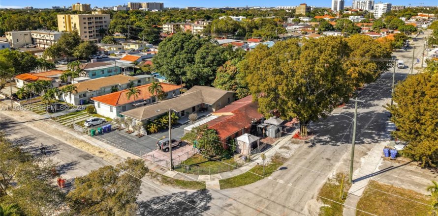 Immobilier commercial à Miami, Floride 130.99 m2 № 1996304