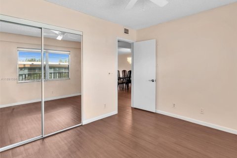 Condo in Pembroke Pines, Florida, 2 bedrooms  № 1944519 - photo 29