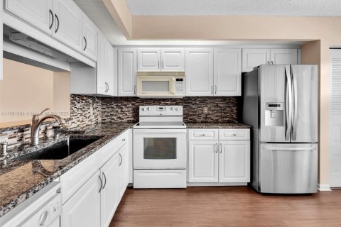 Condo in Pembroke Pines, Florida, 2 bedrooms  № 1944519 - photo 3
