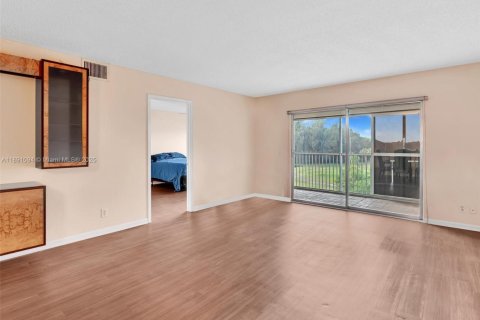 Condo in Pembroke Pines, Florida, 2 bedrooms  № 1944519 - photo 15