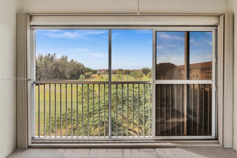 Condo in Pembroke Pines, Florida, 2 bedrooms  № 1944519 - photo 19
