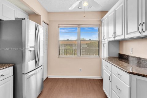 Condo in Pembroke Pines, Florida, 2 bedrooms  № 1944519 - photo 5
