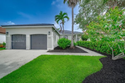 House in Weston, Florida 4 bedrooms, 188.78 sq.m. № 1807185 - photo 1