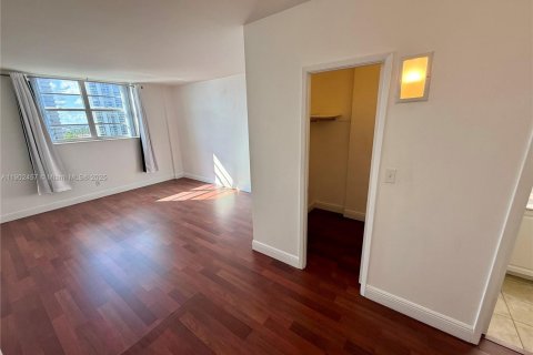 Condo in Sunny Isles Beach, Florida, 1 bedroom  № 1953866 - photo 15