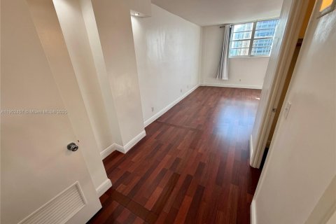 Condo in Sunny Isles Beach, Florida, 1 bedroom  № 1953866 - photo 14