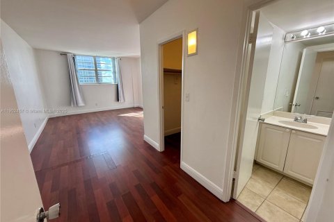 Condo in Sunny Isles Beach, Florida, 1 bedroom  № 1953866 - photo 17