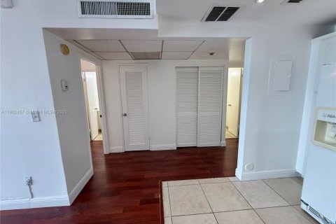 Condo in Sunny Isles Beach, Florida, 1 bedroom  № 1953866 - photo 5