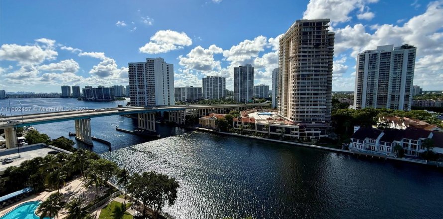 Condo in Sunny Isles Beach, Florida, 1 bedroom  № 1953866