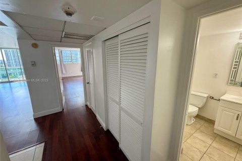 Condo in Sunny Isles Beach, Florida, 1 bedroom  № 1953866 - photo 2