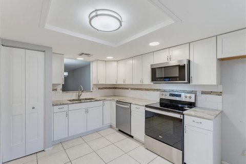 Condo in Port Richey, Florida, 2 bedrooms  № 2379001 - photo 19