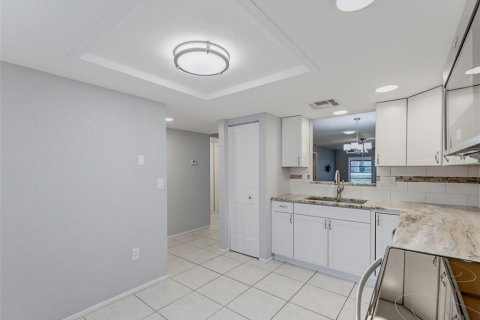 Condo in Port Richey, Florida, 2 bedrooms  № 2379001 - photo 17