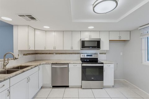 Condo in Port Richey, Florida, 2 bedrooms  № 2379001 - photo 13