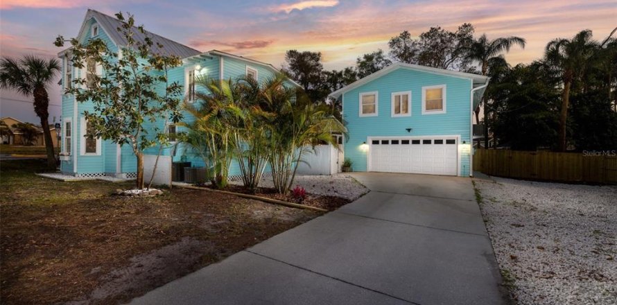 House in Palm Harbor, Florida 6 bedrooms, 317.35 sq.m. № 2394382