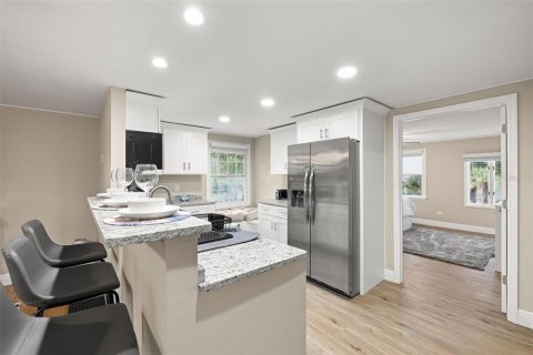 House in Palm Harbor, Florida 6 bedrooms, 317.35 sq.m. № 2394382 - photo 17