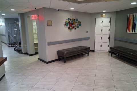 Condo in Pembroke Pines, Florida, 2 bedrooms  № 2019413 - photo 4