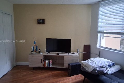 Condo in Pembroke Pines, Florida, 2 bedrooms  № 2019413 - photo 21