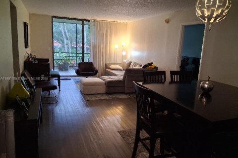 Condo in Pembroke Pines, Florida, 2 bedrooms  № 2019413 - photo 13
