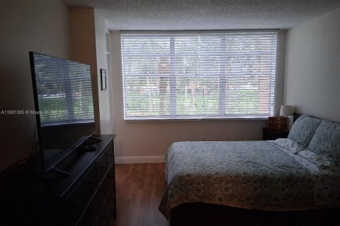 Condo in Pembroke Pines, Florida, 2 bedrooms  № 2019413 - photo 15