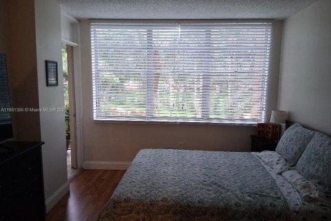 Condo in Pembroke Pines, Florida, 2 bedrooms  № 2019413 - photo 16