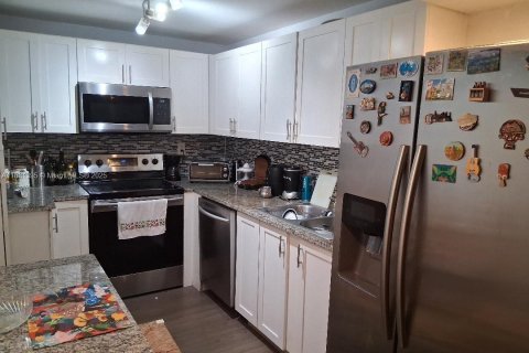 Condo in Pembroke Pines, Florida, 2 bedrooms  № 2019413 - photo 6