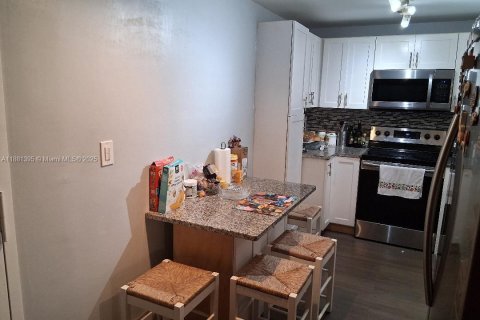 Condo in Pembroke Pines, Florida, 2 bedrooms  № 2019413 - photo 8