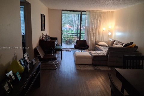 Condo in Pembroke Pines, Florida, 2 bedrooms  № 2019413 - photo 12