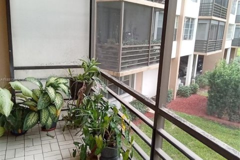 Condo in Pembroke Pines, Florida, 2 bedrooms  № 2019413 - photo 26