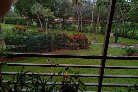 Condo in Pembroke Pines, Florida, 2 bedrooms  № 2019413 - photo 27