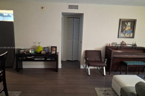 Condo in Pembroke Pines, Florida, 2 bedrooms  № 2019413 - photo 14