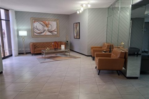 Condo in Pembroke Pines, Florida, 2 bedrooms  № 2019413 - photo 2