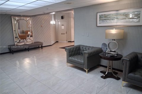 Condo in Pembroke Pines, Florida, 2 bedrooms  № 2019413 - photo 3